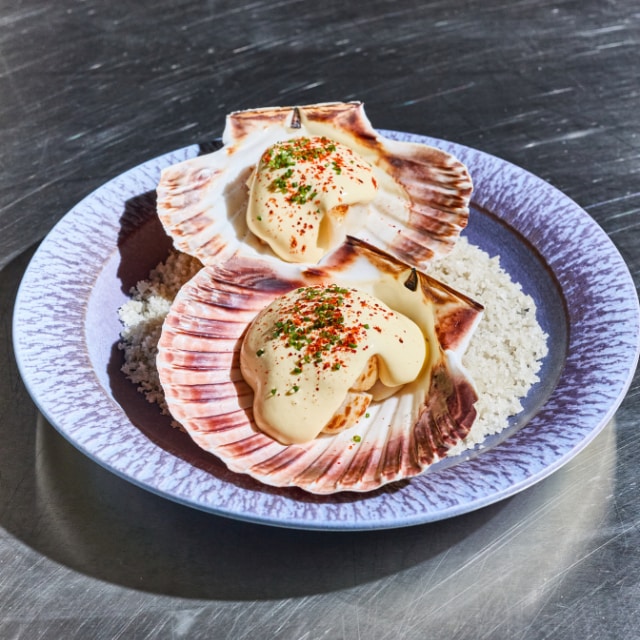 Coquilles in de schelp met Hollandaise en piment